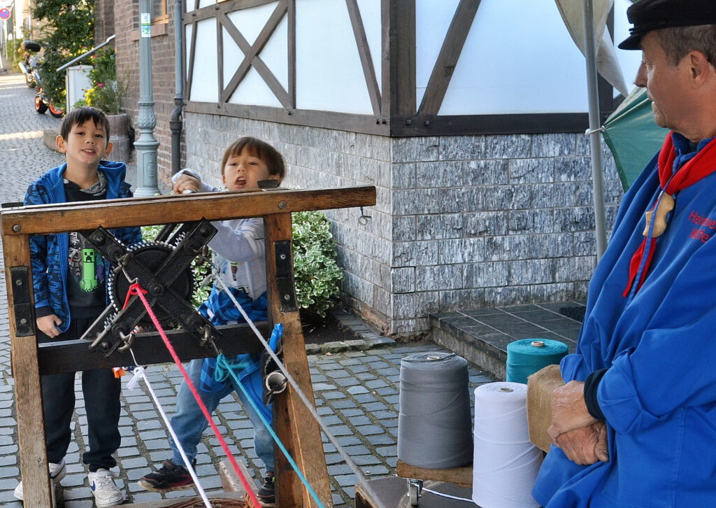 Mit vollem Körpereinsatz machten die Brüder Luke und Jake in der Open-Air-Seilmacherei auf dem Kommerner Handwerkermarkt mit. Foto: Cedric Arndt/RRG/pp/Agentur ProfiPress