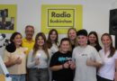 Die Mechernicher Gesamtschüler mit Lehrerin Annika Fischer (v.r.) hatten viel Spaß bei der „Radio Euskirchen“-Übernahme am Weltkindertag mit Chef Norbert Jeub (hinten, v.l.) und seiner Kollegin Sophie Kossuch. Foto: Rike Piorr/pp/Agentur ProfiPress