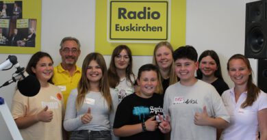 Die Mechernicher Gesamtschüler mit Lehrerin Annika Fischer (v.r.) hatten viel Spaß bei der „Radio Euskirchen“-Übernahme am Weltkindertag mit Chef Norbert Jeub (hinten, v.l.) und seiner Kollegin Sophie Kossuch. Foto: Rike Piorr/pp/Agentur ProfiPress