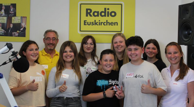 Die Mechernicher Gesamtschüler mit Lehrerin Annika Fischer (v.r.) hatten viel Spaß bei der „Radio Euskirchen“-Übernahme am Weltkindertag mit Chef Norbert Jeub (hinten, v.l.) und seiner Kollegin Sophie Kossuch. Foto: Rike Piorr/pp/Agentur ProfiPress