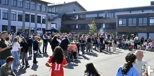 Hunderte Besucherinnen und Besucher aller Altersklassen feierten mit beim ersten Schulfest der Gesamtschule Mechernich. Foto: Henri Grüger/pp/Agentur ProfiPress