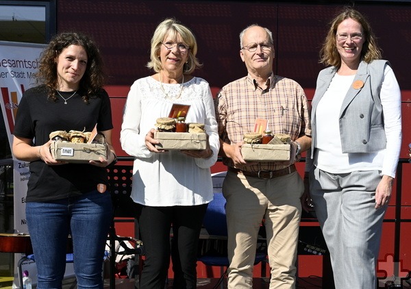 Freuten sich über Präsente, die ihnen die stellvertretende Schulleiterin Sandra Köhn (r.) überreichte: (v. l.) Gremiumsmitglied Stefanie Klapper, die ehemalige Schulleiterin Dagmar Wertenbruch und der Mechernicher Bürgermeister Dr. Hans-Peter Schick. Foto: Henri Grüger/pp/Agentur ProfiPress