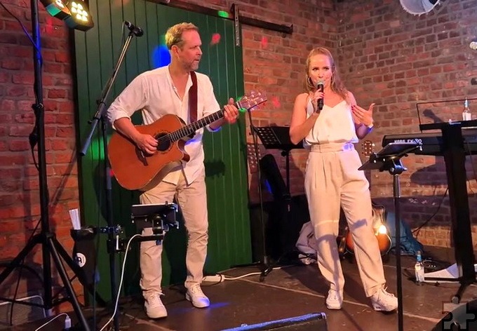 Das Duo „skön“ bestehend Eva Becker und Stefan Weituschat versprachen einen „skönen Abend“. Foto: Kinderschutzbund Mechernich/pp/Agentur ProfiPress