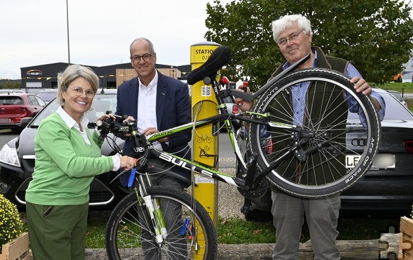 Probierten sich gleich einmal selbst an der neuen „ADAC Radservice-Station“ am Krewelshof Obergartzem: (v. l.) Eigentümerin Danielle Bieger, Walter Kaulen, Vorstandsmitglied für Ortsclubangelegenheiten beim „ADAC Nordrhein e.V.“ und Hofbauer Theo Bieger. Foto: Henri Grüger/pp/Agentur ProfiPress