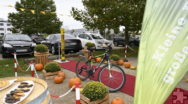 Zur Feier des Tages waren die Stationen mit rotem Teppich und hofeigenen Kürbissen herbstlich geschmückt, dazu gab es Kürbis- oder Apfelsecco aus eigener Herstellung, selbstgebackene Kekse und mehr. Foto: Henri Grüger/pp/Agentur ProfiPress