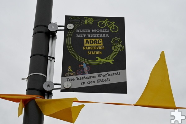 Ein Schild macht in Obergartzem auf das neue Angebot aufmerksam. Foto: Henri Grüger/pp/Agentur ProfiPress