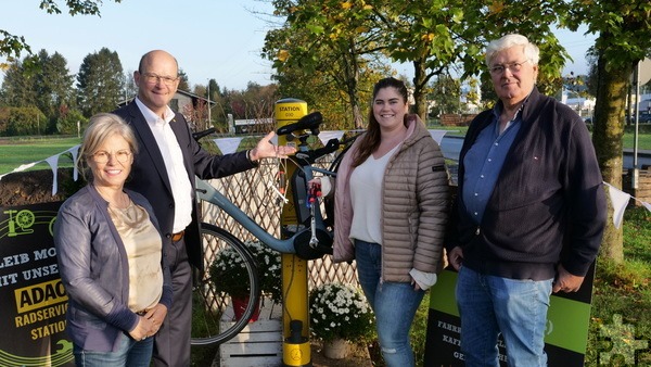 Auch in Lohmar war die Freude groß. Hier mit (v. l.) Danielle Bieger (Eigentümerin Krewelshöfe), Thomas Velling (Vorstand Verkehr und Technik „ADAC Nordrhein“), Kim Bieger (Krewelshof-Junior-Chefin Lohmar) und Theo Bieger (Eigentümer Krewelshöfe). Foto: Jonas Lerch/ADAC Nordrhein/pp/Agentur ProfiPress