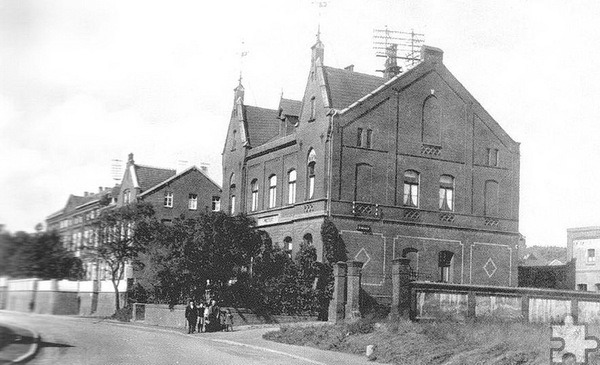 Links im Bild das Hotel Bleiberg, rechts das Postgebäude von 1888. Das Motiv ziert eine Ansichtskarte von P.J. Kerp, Mechernich, von 1910. Repro: Peter-Lorenz Koenen/pp/Agentur ProfiPress