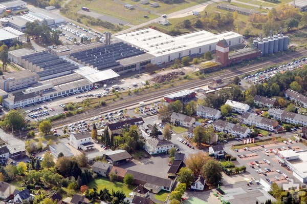 Luftbild mit neuem Bahnhof (r.) und alter Post (m.l.) vor dem Abriss 2016. Auch das RWZ-Getreidelager steht noch (r.). Archivfoto: Manfred Lang/pp/Agentur ProfiPress