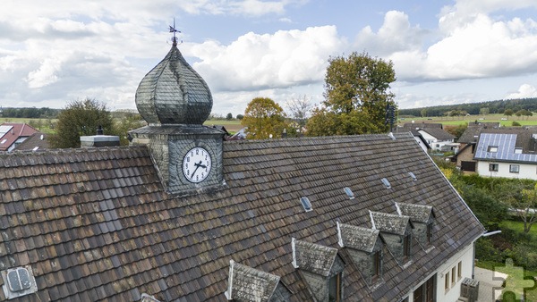 Das Ziffernblatt der historische Zwiebelturmuhr auf dem Dach der alten Schule in Antweiler erstrahlt nach einer Restaurierung in neuem Glanz. Foto: Ronald Larmann/pp/Agentur ProfiPress