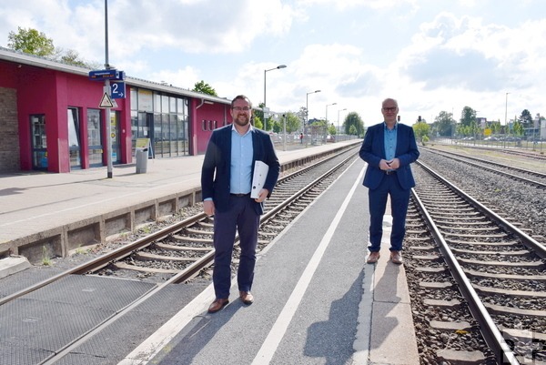 Vor dem Ausbau zum barrierefreien modernen Bahnhof Mechernich: Weichensteller Beigeordneter Thomas Hambach (v.l.) und Bürgermeister Dr. Hans-Peter Schick. Foto: Kirsten Röder/pp/Agentur ProfiPress