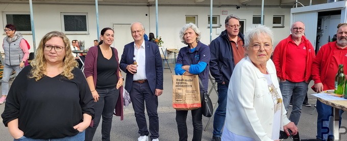 Bürgermeister Dr. Hans-Peter Schick mit Frauen des katholischen Familienmesskreises Mechernich, ganz links hinten Tafel-Logistikerin Manuela Pütz, rechts Karnevalisten. Foto: Manfred Lang/pp/Agentur ProfiPress