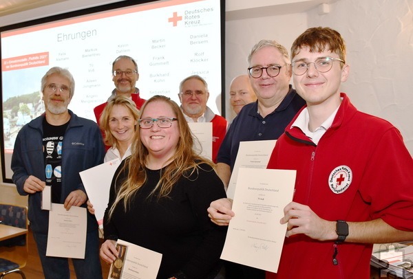 Einige der geehrten Rotkreuz-Aktivisten von Mechernich (v.r.) mit Til Voß, Frank Gummelt, Sascha Suijkerland, Wilfried Müller, Jessica Kühn, Ina Terne, Rolf Klöcker und Burkhard Kühn. Foto: Manfred Lang/pp/Agentur ProfiPress