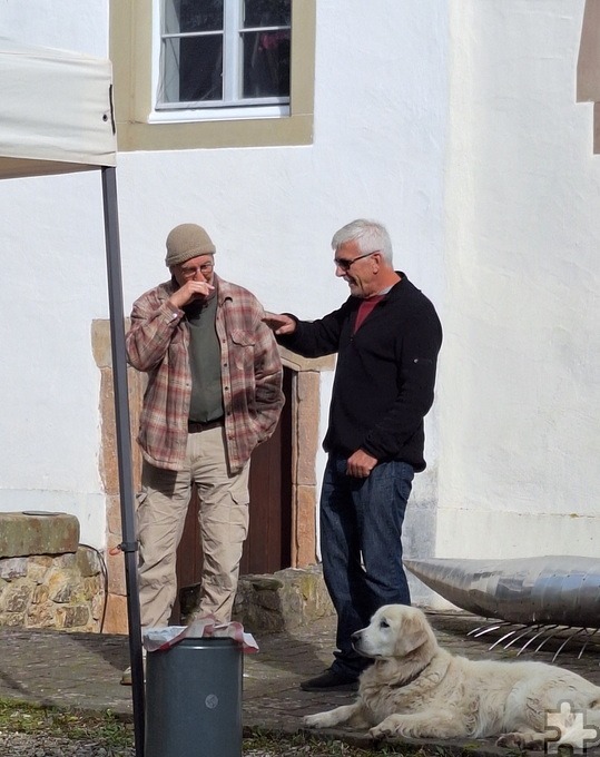 Möglich gemacht hatte diesen interessanten Tag Peter Ratz (r.), Eigentümer der Burg. Foto: Gabriele Schumacher/pp/Agentur ProfiPress