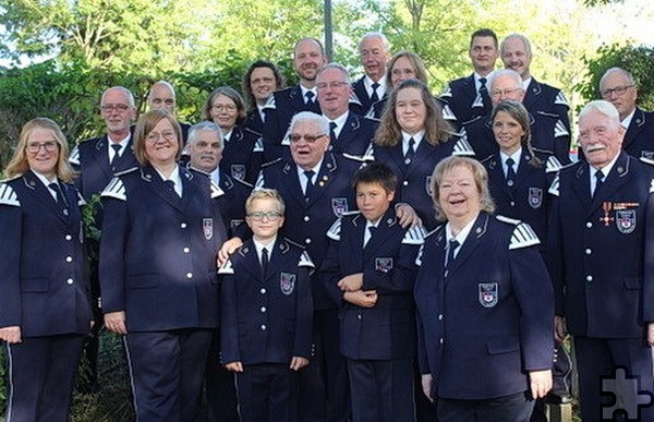 Der Verein heute: Eine bunt gemischte Truppe mit drei Nachwuchsmusikern um Tambourführer Walter Schäfer (ganz hinten) und den langjährigen Musiker und Vorsitzenden Balthasar Müller (Mitte). Foto: TCE/pp/Agentur ProfiPress