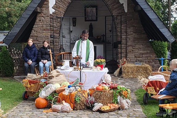 Am reich mit Gaben geschmückten Altar an der Barbarakapelle feierte Pfarrer Stephen mit zahlreichen Gläubigen das Erntedank-Fest. Foto: Daniel Ottersbach/pp/Agentur ProfiPress