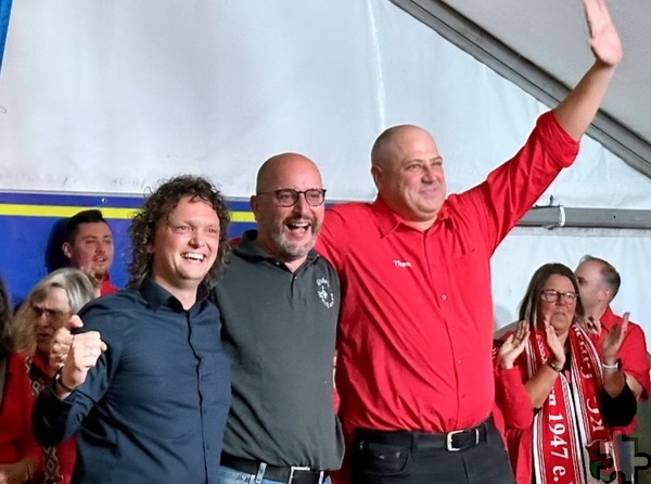 Bei der Vorstellung Kirmesmontag im Festzelt wurde es emotional: Bauer Thomas Metzen (v.r.), Prinz Günter Schmitz und Jungfrau „Bruni“ Björn Schäfer wollen in Kommern eine unvergessliche Karnevalssession vom Zaun brechen. Foto: Privat/pp/Agentur ProfiPress