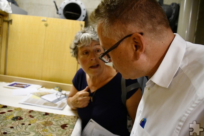 Dr. Peter Schweikert-Wehner hat sich für das Internetlexikon „Wikipedia“ mit Hilfe von Kunsthistorikern in Köln und Limburg sowie Dr. Monica Paredis-Vroon (l.) von der Domschatzkammer Aachen auf Recherchen nach den Ursprüngen des Mechernicher Antependiums begeben. Foto: Manfred Lang/pp/Agentur ProfiPress