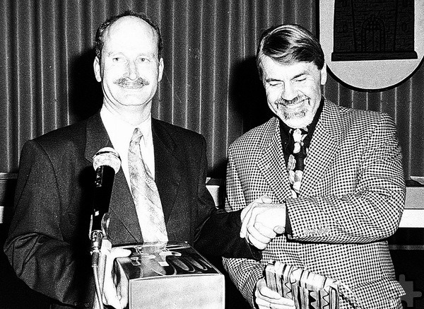 Bürgermeister Dr. Hans-Peter Schick (l.) trat das Erbe eines als selbstdarstellerisch geltenden Bürgermeisters Heinrich Schaper an, der das NRW-Vorschaltgesetz in Anspruch nahm, um sich nach nur zwei Jahren Tätigkeit am Bleiberg mit dauerhaften Pensionsansprüchen Richtung Niedersachsen zurüpckzuziehen, ohne auch nur einmal bei Kommunalwahlen angetreten zu sein. Foto: Manfred Lang/pp/Agentur ProfiPress