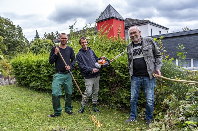 Freuen sich schon auf das Ergebnis der Parkverschönerung rund um Haus Maria: Martin Kriechel (v.l.) und Florian Grabensee von der Gartenarbeitsgruppe sowie Beiratsmitglied Bernd Meuser. Foto: Ronald Larmann/pp/Agentur ProfiPress