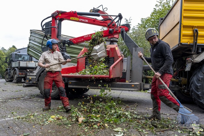 Mit schwerem Gerät waren die Baumpfleger der Engelgauer Firma Steidl in Bad Münstereifel angerückt. Junior-Chef Florian Steidl (r.) und ein Mitarbeiter häckseln das Schnittgut.  Foto: Ronald Larmann/pp/Agentur ProfiPress