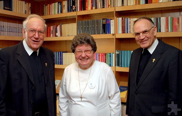 Die frühere Pflegedienstleiterin Schwester Helene mit dem ersten Generalsuperior Karl-Heinz Haus (l.) und Spiritual Hermann Walch. Foto: Archiv/pp/Agentur ProfiPress