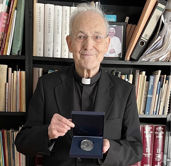 Prälat Prof. Dr. Helmut Müll mit der Geschenkplakette der Deutschen Bischofskonferenz. Die Medaille zeigt die Heiligen Bonifatius und Edith Stein. Foto: Privat/pp/Agentur ProfiPress