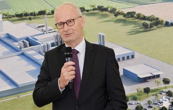 Eine von vielen Sternstunden: Dr. Hans-Peter Schick spricht beim Ersten Spatenstich zur Großmolkerei Hochwald in Obergartzem. Foto: Manfred Lang/pp/Agentur ProfiPress