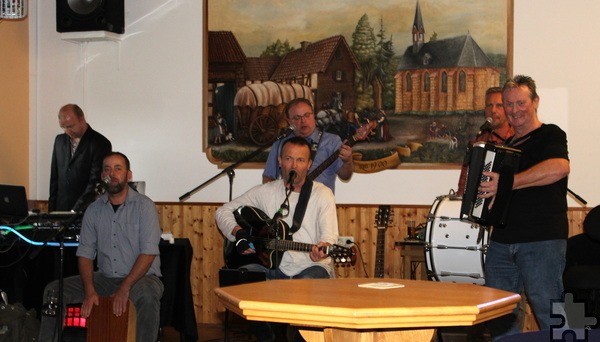 Der Bürgerverein Kalenberg feierte Ende Oktober sein 40-jähriges Jubiläum. Den Höhepunkt bot der Festakt am Sonntag, vor dem die Band „De Vänte“ ein kleines Konzert im Bürgerhaus gab. Foto: Rike Piorr/pp/Agentur ProfiPress