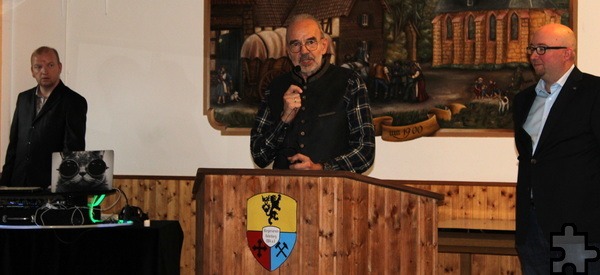 Auch Dr. Manfred Rechs, Vorsitzender des UWV-Stadtverbands Mechernich, überreichte eine Spende seiner Partei an den Bürgerverein. Foto: Rike Piorr/pp/Agentur ProfiPress