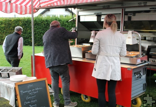 Neben dem Kuchenbuffet konnten sich die Gäste auch am Foodtruck stärken. Foto: Rike Piorr/pp/Agentur ProfiPress