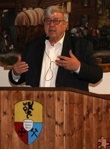 Günter Kornell, stellvertretender Bürgermeister Mechernichs, freute sich über das große Engagement in Kalenberg. Er überreichte dem Bürgerverein eine Spende. Foto: Rike Piorr/pp/Agentur ProfiPress