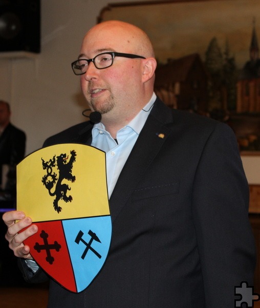 Erst 2022 bekam Kalenberg ein eigenes Wappen. Der Vorstandsvorsitzende des Bürgervereins, Eric Brüllingen, präsentierte dieses stolz beim Jubiläumsfest. Foto: Rike Piorr/pp/Agentur ProfiPress