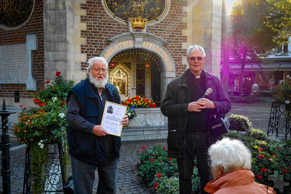 Vor dem Gnadenbild wurde Peter Beul (l.) für 65 Jahre Brudermeister der Kevelaer-Bruderschaft ausgezeichnet. Als Dank überreichte Pfarrvikar Michael Haupt eine Urkunde. Foto: privat/pp/Agentur ProfiPress