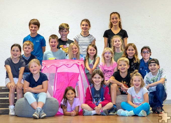 Die 19 der 20 jungen Akteure der Kindergruppe des Theatervereins „Edelweiß“ Nettersheim freuen sich auf ihre Auftritte im Märchenspiel „Die Träne der Elfe“ am Samstag, 12. Oktober, und am Sonntag, 13. Oktober im Dorfsaal. Foto: privat/pp/Agentur ProfiPress