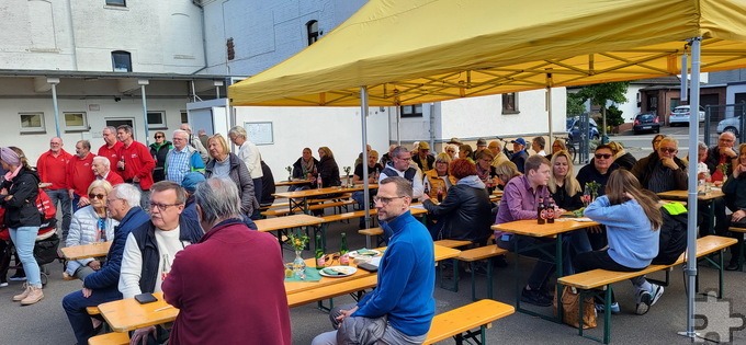 Eine ansehnliche Zahl Gäste verfolgte die Einweihung, vorne rechts Präsident Georg Schmiedel und Mitstreiter vom Lionsclub Euskirchen, links im Hintergrund der Festausschuss Mechernicher Karneval. Foto: Manfred Lang/pp/Agentur ProfiPress