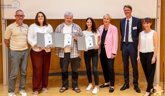 Prof. Nico Mutters (2. v. r.) und Dr. Anna Schwabe (r.) überreichen den Hygienebeauftragten der Krankenhäuser Mechernich, Euskirchen und Schleiden im Beisein von Vertretern des Gesundheitsamtes die Zertifikate des „mre-netz regio rhein-ahr“. Foto: A. Winkler/Uniklinik Bonn/pp/Agentur ProfiPress