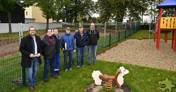 Nahmen den derzeit entstehenden „Mehrgenerationenplatz“ Roggendorf in Augenschein: (v. l.) der Erste Beigeordnete Thomas Hambach, Ortsbürgermeister Josef Metternich, Thomas Tampier, erster Vorsitzender des Ortskartells, Christof Marx von der Abteilung Straßen und Grünflächen der Stadtverwaltung, Anwohner Willi Ronig und Jörn Hück, zweiter Vorsitzender des Ortskartells. Foto: Henri Grüger/pp/Agentur ProfiPress