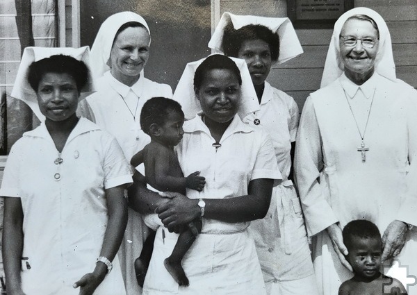 Schwester Clematia (r.), geborene Sybille Schmitz aus Strempt, avancierte in der Südsee zur berühmten Ordensfrau, Krankenschwester und Fürsprecherin der Eingeborenen. Repro: Manfred Lang/pp/Agentur ProfiPress