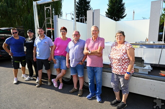 Die Wände standen schon, Dach und Rolltore des neuen Mechernicher Tafel-Logistikzentrums sollten bald folgen. Freudig nahmen der Vorsitzende Wolfgang Weilerswist (3. v. r.), sein Stellvertreter Volker Nüßmann (2. v. r.), Kassiererin und Logistik-Beauftragte Manuela Pütz (m.) und Mitarbeiterin Marina Bouss (r.) die Bauarbeiten in Augenschein. Durchgeführt wurden sie von den Mitarbeitern der Firma „AR Carport und Garagen GbR“ aus Siegen (l.). Foto: Henri Grüger/pp/Agentur ProfiPress