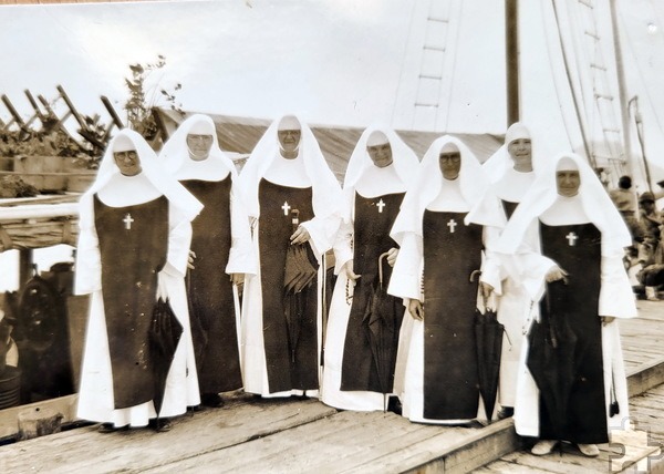 „Am 28. Februar 1934 lag unser Schiff startbereit an der Landebrücke Vunapope. Wir wurden mit der Musikkapelle von der Katechetenschule Kinigunan verabschiedet. Wir zogen fort mit dem Gedanken, für immer isoliert zu sein“, schreibt Schwester Clematia (2.v.l.) über die Abfahrt zur Leprainsel Anelaua. Repro: Manfred Lang/pp/Agentur ProfiPress