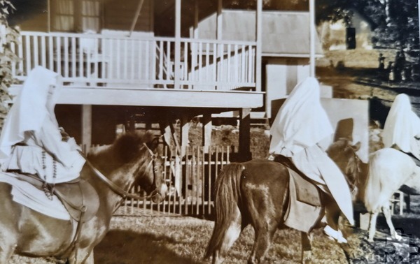 Nonnen zu Pferde in der Südsee: Franz-Josef Schmitz, der Bürgermeister Dr. Hans-Peter Schick jetzt den Impuls gab, an Schwester Clematia öffentlich zu erinnern, war von Kindesbeinen an fasziniert vom Foto einer Nonne auf weißem Pferd, das er im Nachbarhaus gesehen hatte. Repro: Manfred Lang/pp/Agentur ProfiPress