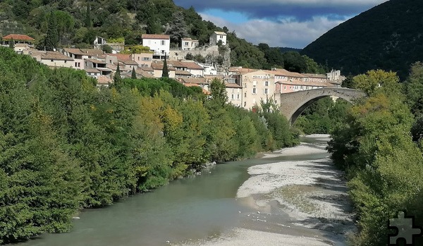 Französische Partnerstadt mit ihrem Wahrzeichen, der mittelalterlichen Steinbogenbrücke über den Fluss Eygues. Foto: Gerhard Lenz/pp/Agentur ProfiPress