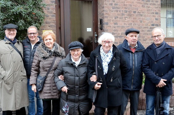 Nach einer Gedenktafelenthüllung am früheren Wohnhaus von Gustav und Elvira Kaufmann und ihrer Töchter Eva und Lilly in Kommern stellten sich Mechernichs Bürgermeister Dr. Hans-Peter Schick (v.r.), Günther Schulz, Gisela Freier, die inzwischen verstorbene Christine Hiller, Helen Stone, Rainer Schulz und Robert Stone zum Gruppenbild zusammen. Foto: Manfred Lang/pp/Agentur ProfiPress.