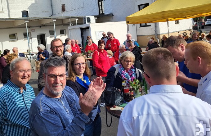 Erster Beigeordneter Thomas Hambach (m.h.) mit Mechernicher Prinzengardisten während der Einweihung des neuen Logistikzentrums der Mechernicher Tafel, hinten links Bürgermeister Dr. Hans-Peter Schick mit Agnes Peters und Claudia Simon vom Familienmesskreis Mechernich, rechts im Hintergrund der Festausschuss Mechernicher Karneval. Foto: Manfred Lang/pp/Agentur ProfiPress