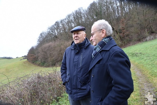 Doktorvater und Freund: Professor Dr. Wolfgang Schumacher (l.) und Bürgermeister Dr. Hans-Peter Schick im Naturschutzgebiet am Vollemer Eulenberg. Foto: Manfred Lang/pp/Agentur ProfiPress