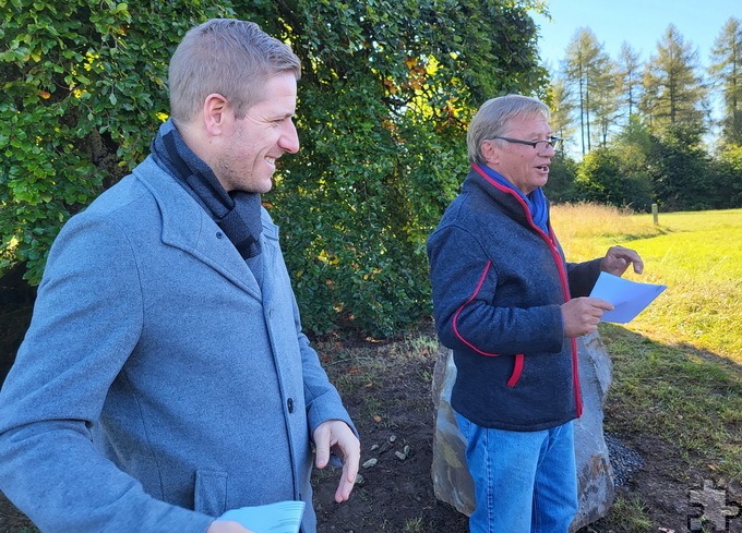 Schumacher, der selbst mit der Landwirtstochter Rita aus Gilsdorf bei Nöthen verheiratet war, habe ein Händchen im Umgang mit den Bauern gehabt, so Landrat Ramers (l.), neben Ex-NRW-Stiftungschef Harry Voigtsberger. Ein früherer Bauernverbandspräsident habe das dem gebürtigen Antweilerner (Stadt Mechernich) einmal launisch attestiert: „Sie überzeugen uns von Sachen, von denen wir gar nicht überzeugt werden wollen!“ Foto: Manfred Lang/pp/Agentur ProfiPress