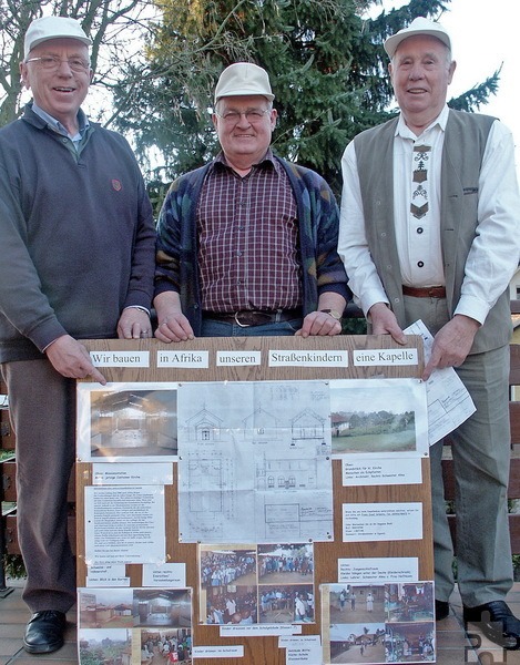 Adolf Birekoven (Gürzenich), Franz-Josef Schmitz (Strempt) und Heinrich Hempsch (Düren) flogen 2007 nach Uganda und bauten Ordensfrauen in Kampala eine Kapelle. Jetzt will Schmitz eine verdiente Nonne und Krankenschwester aus seinem Dorf vor dem Vergessen bewahren. Archivfoto: pp/Agentur ProfiPress