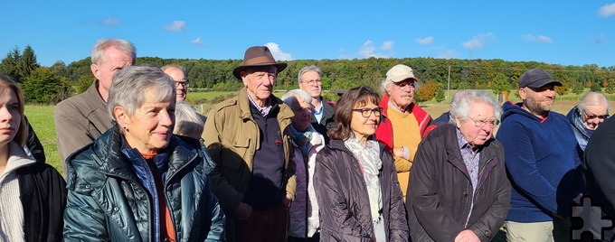 Noch ein Blick in die Runde u.a. mit (v.l.) Enkeltochter, Rita Schumacher, Dr. Carsten Vorwig (LVR-Freilichtmuseum), Achim Blindert (stellv. Chef der Kreisverwaltung), Ex-Nationalparkchef Henning Walter, Alt-Bürgermeister und Kreistagsmitglied Alois Sommer, Ex-Staatssekretärin Marion Gierden-Jülich.