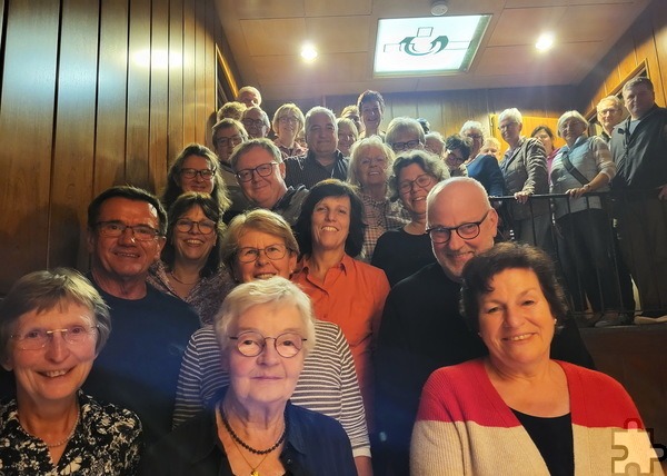 Das Treppenhaus zwischen Hauskapelle und Refektorium der Communio in Christo in Mechernich war am Donnerstagabend mit erwartungsfrohen Rompilgern gefüllt. Sie nehmen im „Heiligen Jahr“ 2025 an einer Gemeinschaftswallfahrt von GdG St. Barbara und Ordo Communionis in Christo teil. Foto: Manfred Lang/pp/Agentur ProfiPress